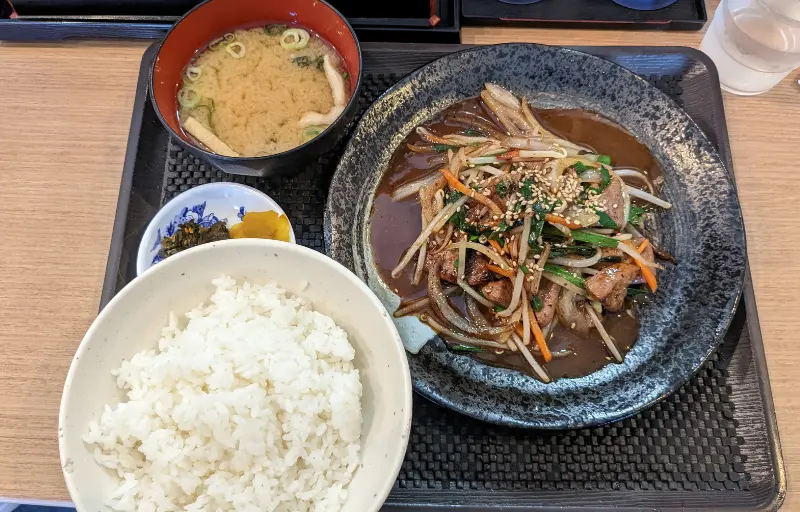 かちかち山のレバニラ、ニラレバ定食