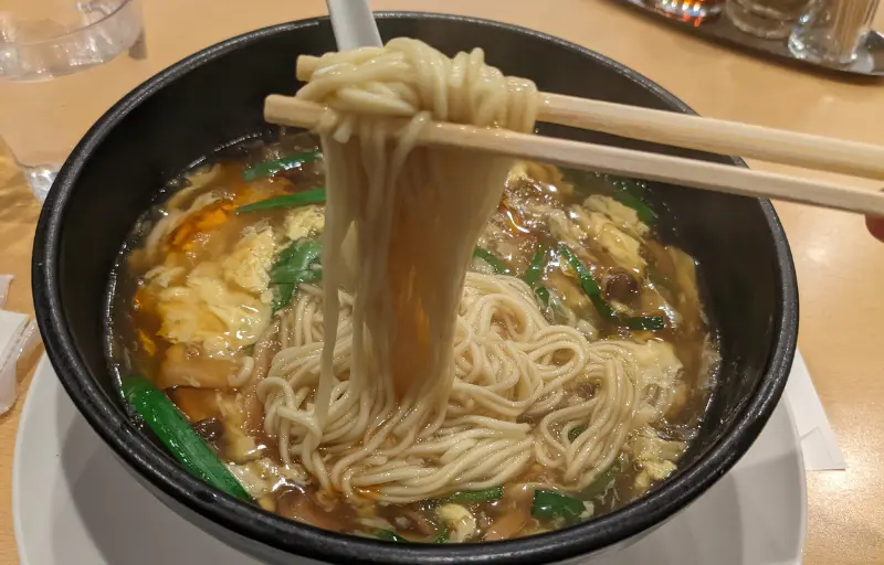 舞鶴麺飯店の酸辣湯麵