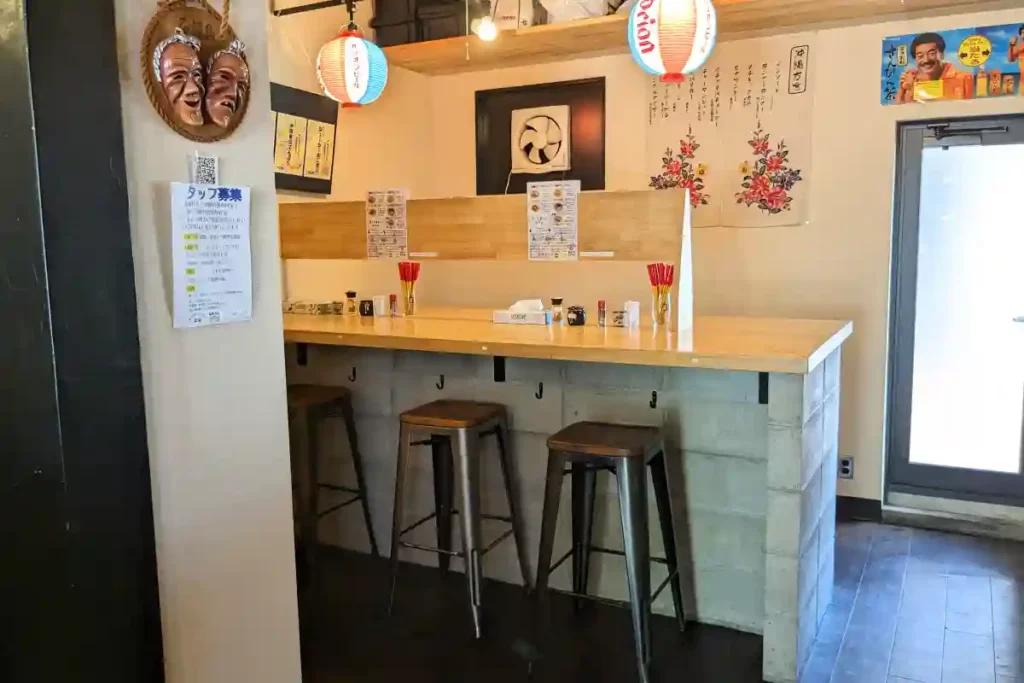 沖縄そば専門店　菊鶴そばの店内